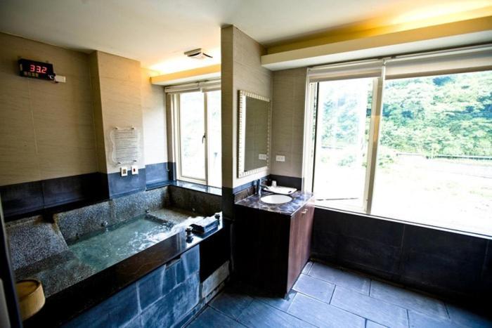 Hoya Hot Spring Inn Wulai Bagian luar foto